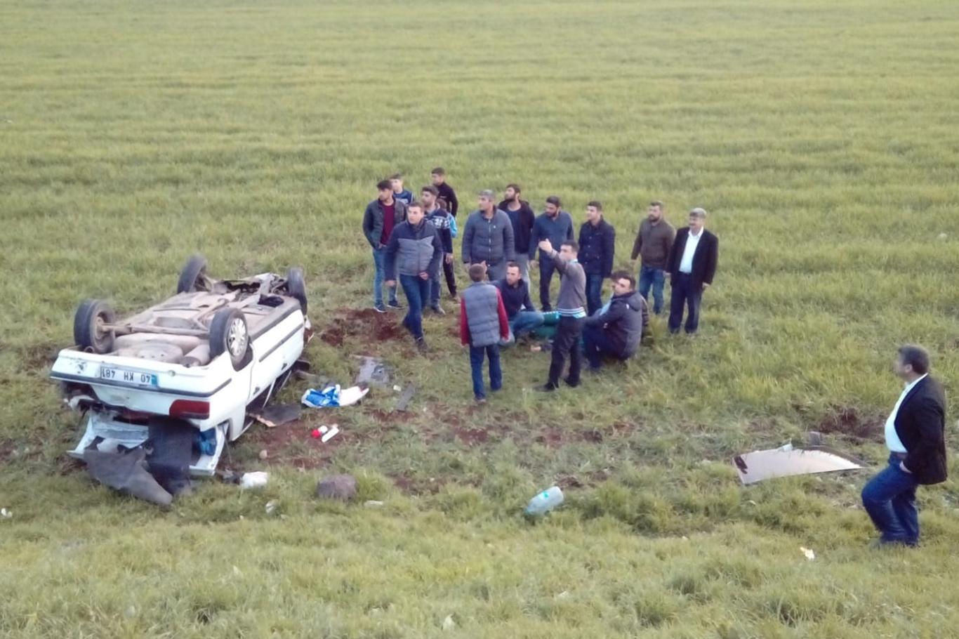Otomobil şarampole yuvarlandı: 2 yaralı Otomobil şarampole yuvarlandı: 2 yaralı